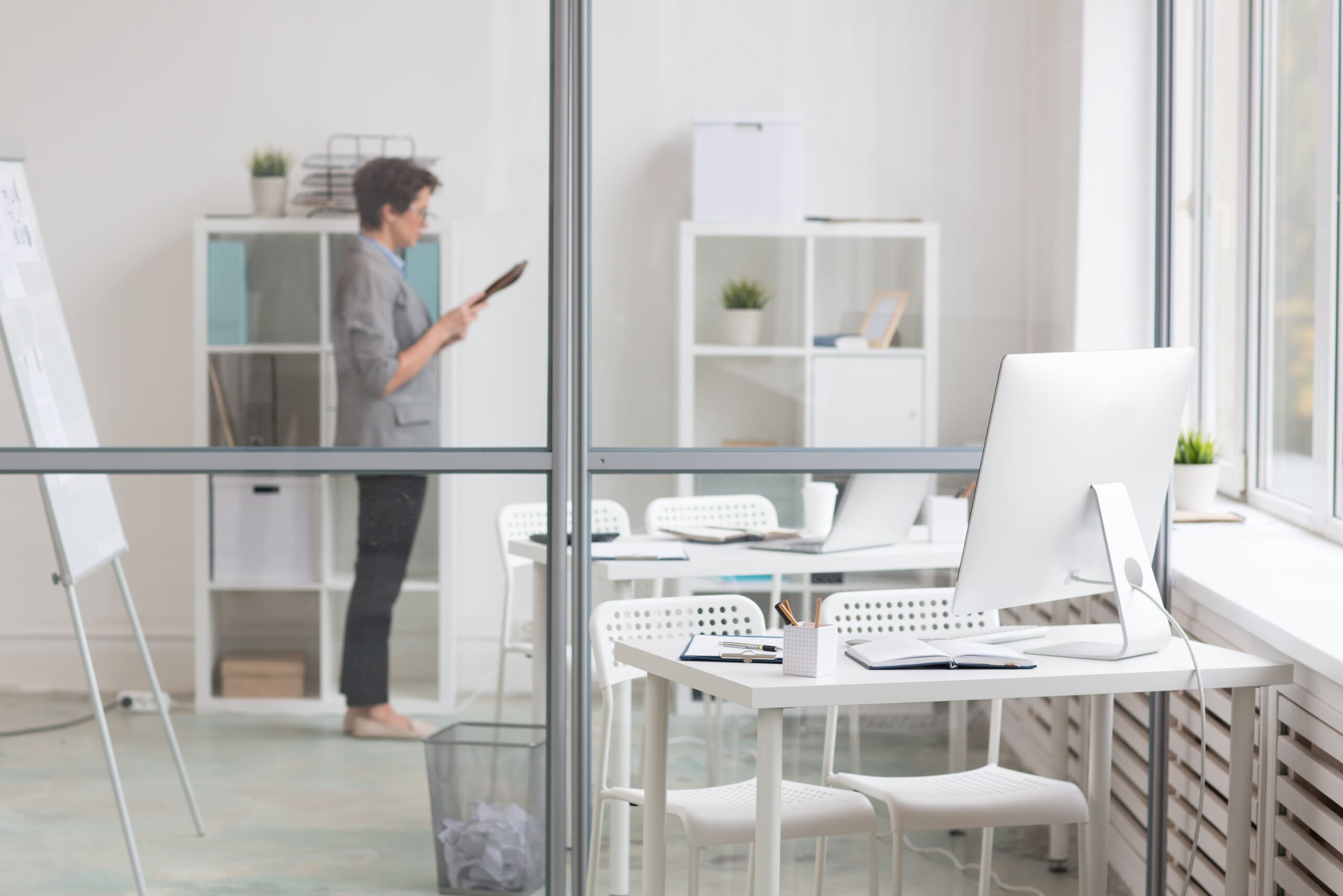 como organizar una oficina pequeña con mamparas