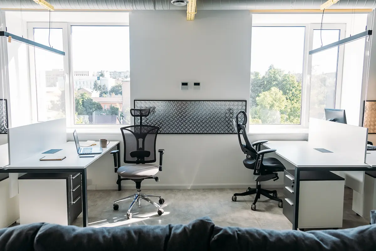 oficina vacia recien renovada