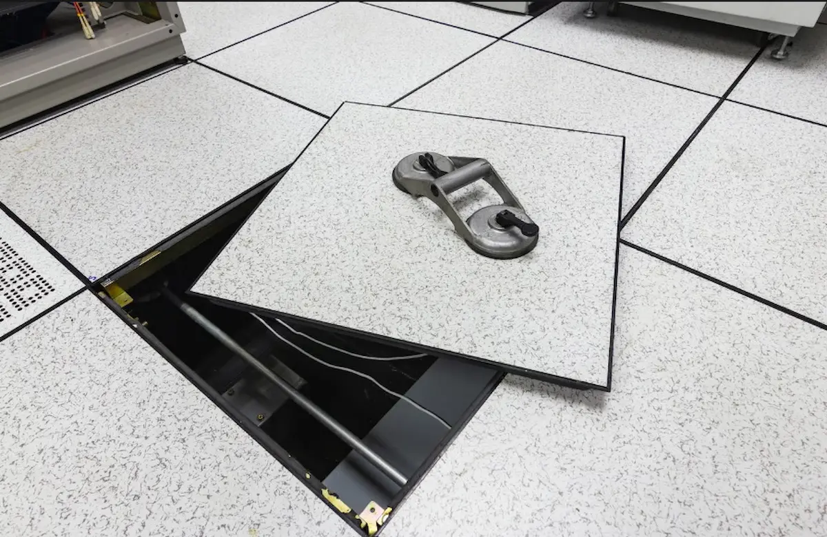 Tipos de suelo técnico elevado con panel abierto mostrando el sistema de cableado en su interior